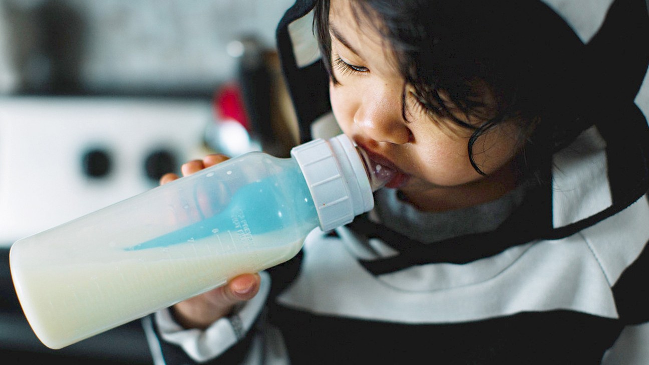 Wann können Babys Milch trinken? Wie wird auf Vollmilch umgestellt?